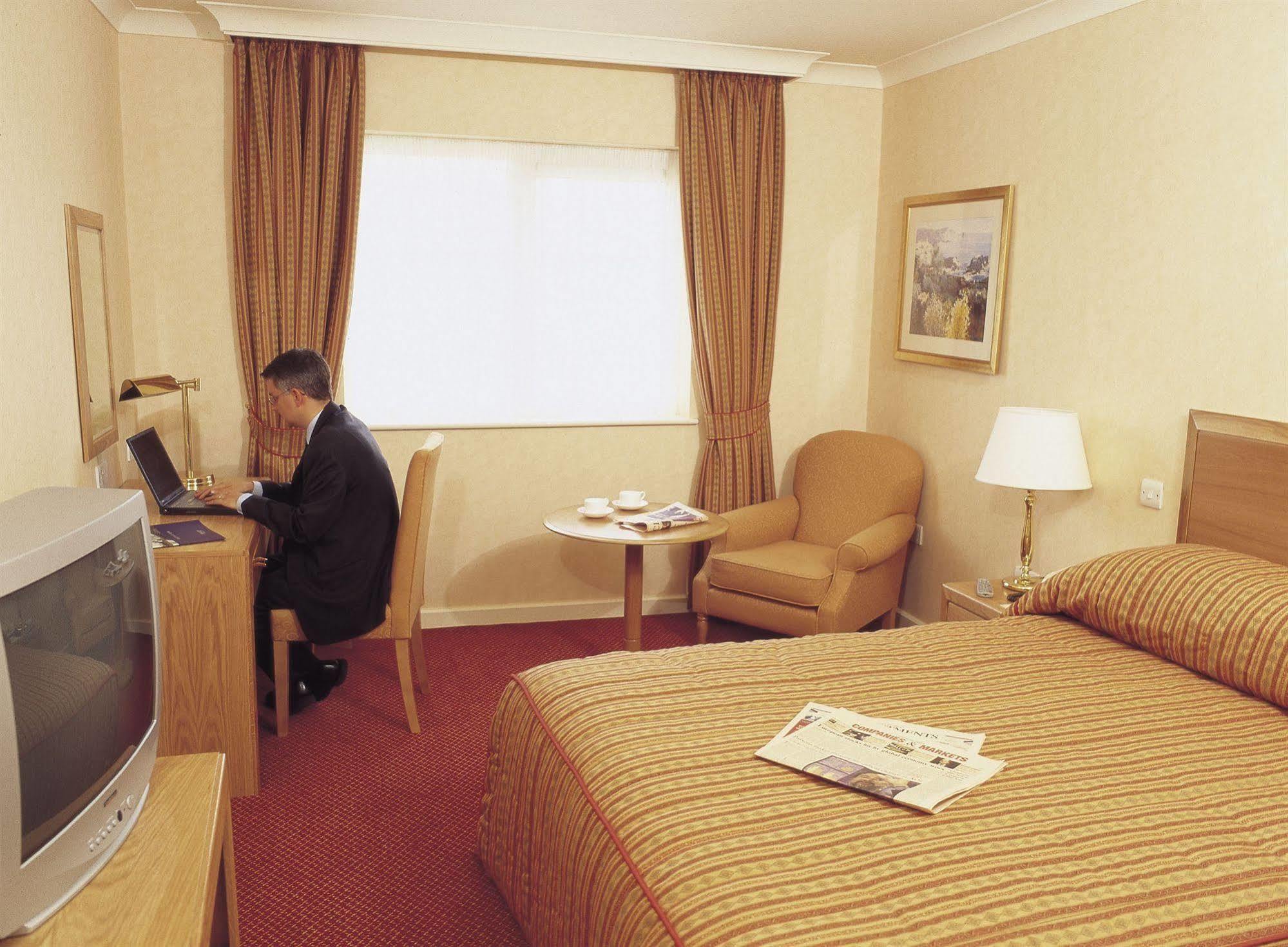 Horwood House Hotel Milton Keynes Room photo